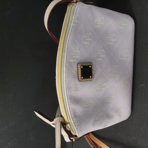 SLIGHTLY USED DOONEY & BOURKE SUKI CROSSBODY LILAC HAS STAIN - Picture 4 of 10